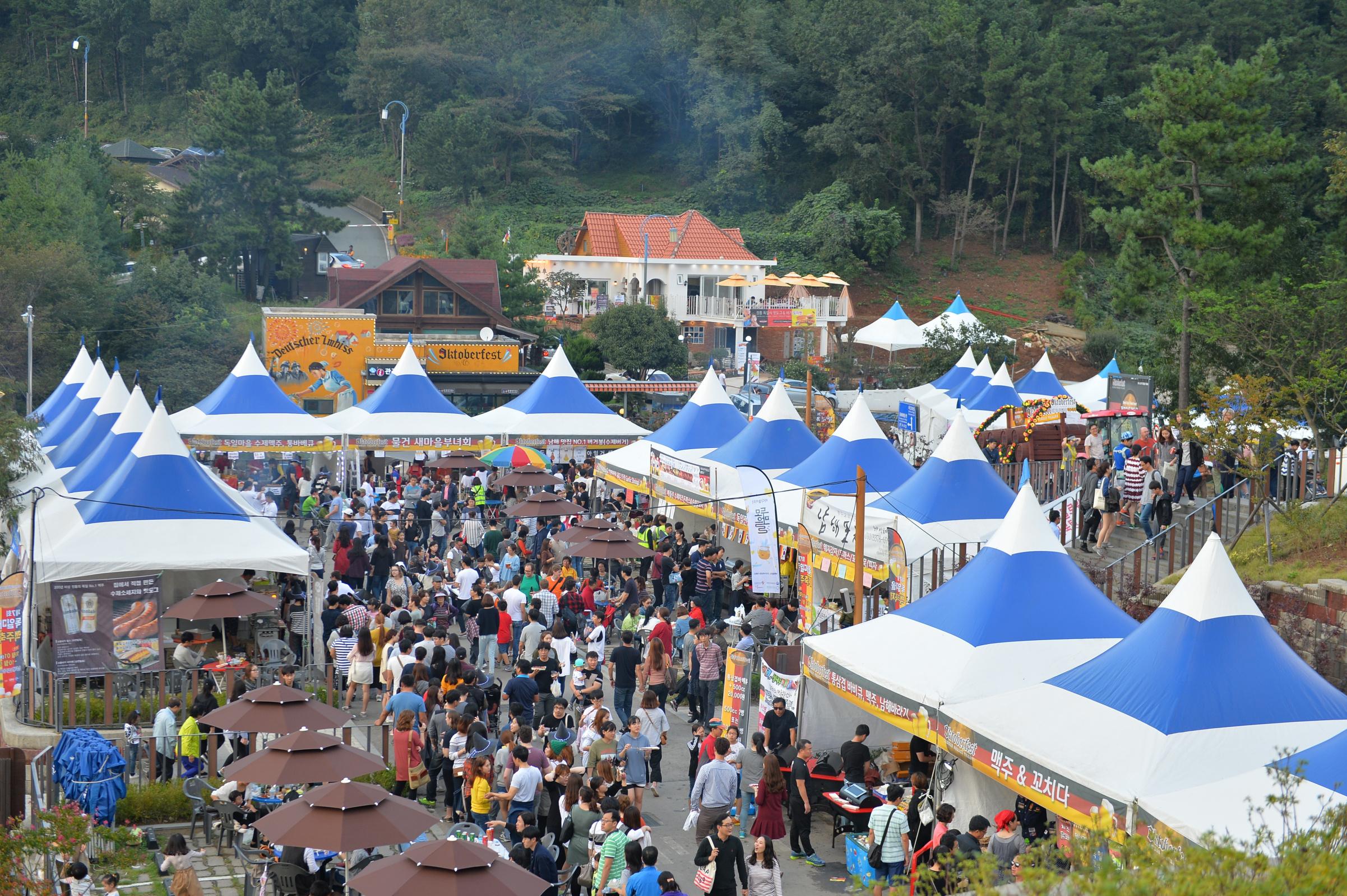 새로운 변화와 일탈 속의 재미 활력의 축제 열정의 청춘 축제