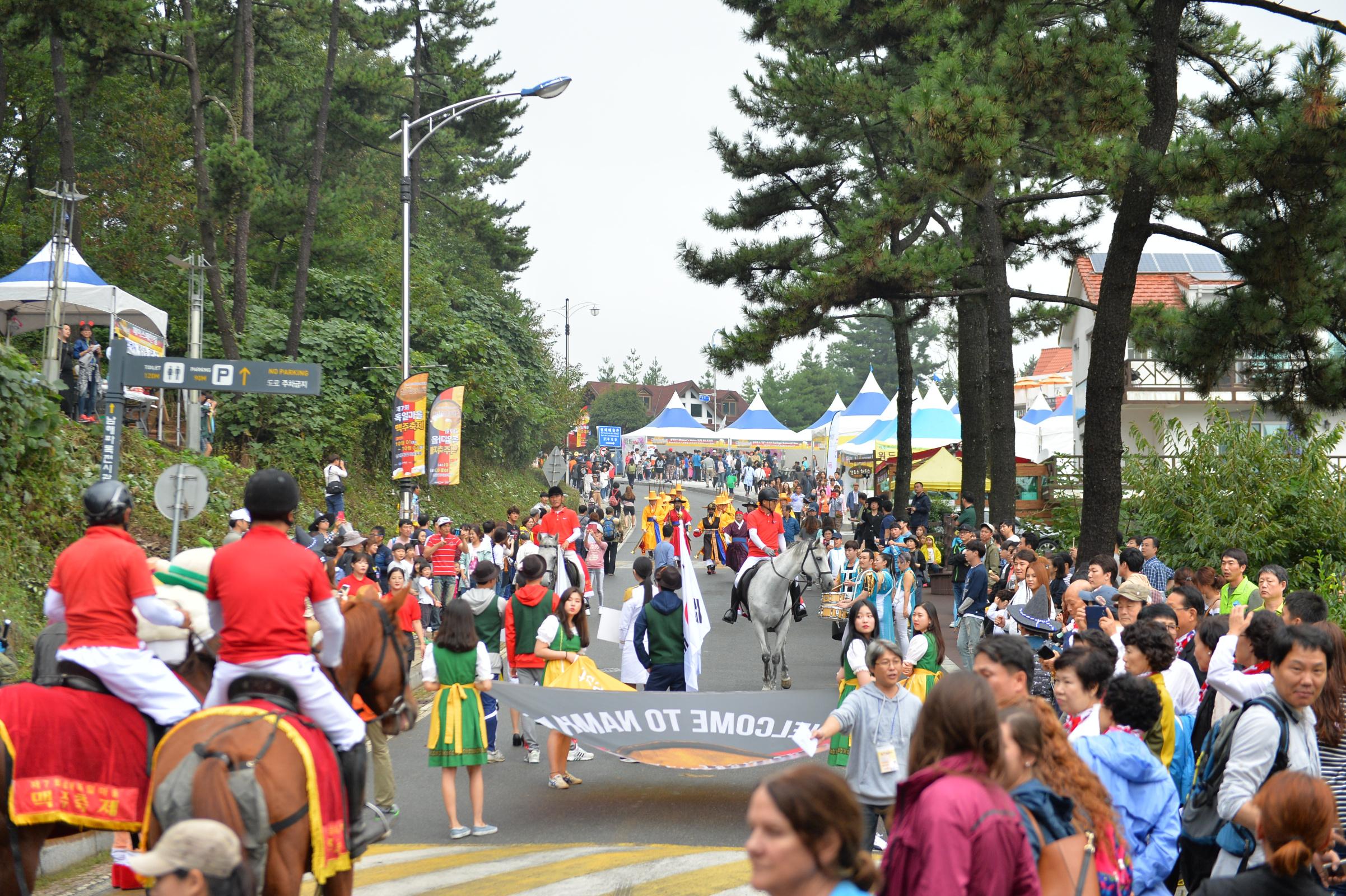 새로운 변화와 일탈 속의 재미 활력의 축제 열정의 청춘 축제