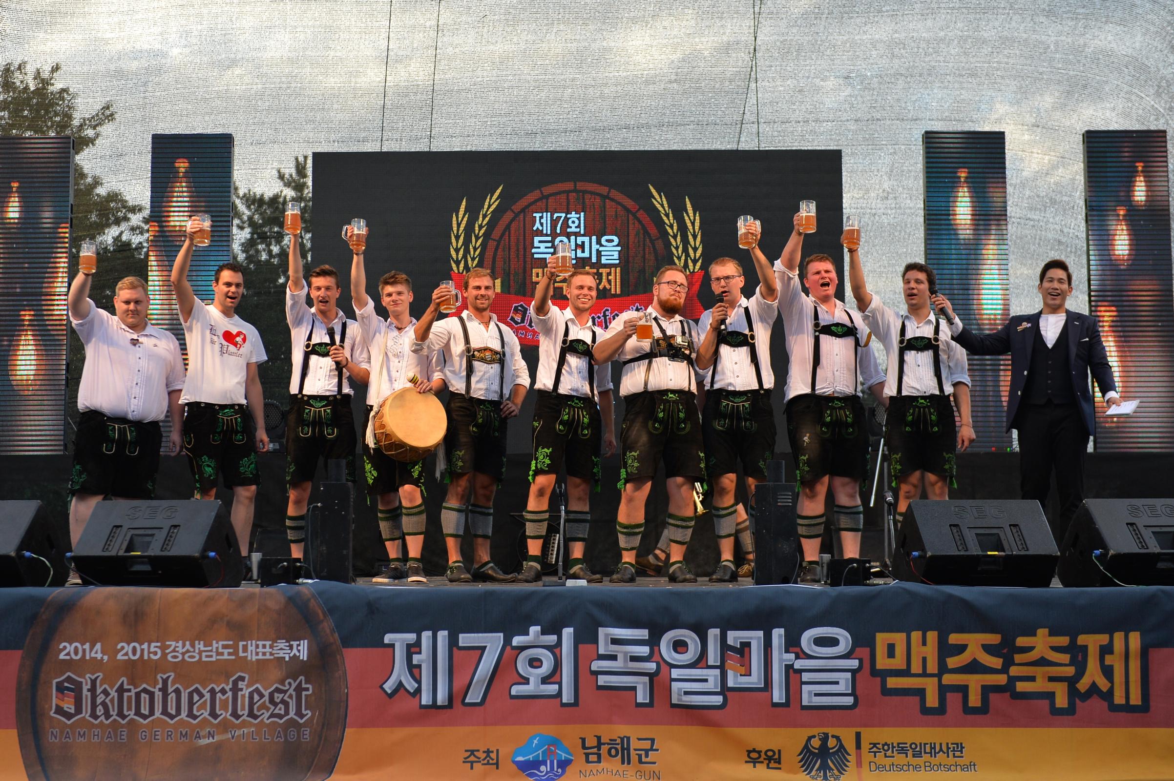 새로운 변화와 일탈 속의 재미 활력의 축제 열정의 청춘 축제